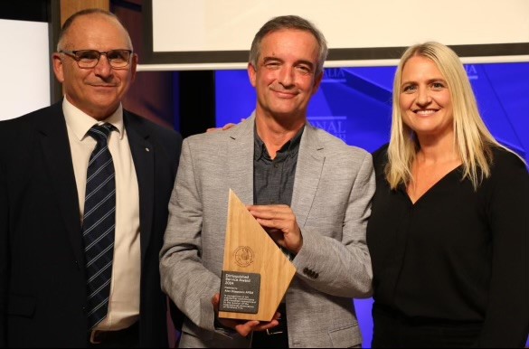Alen receives IAWF award